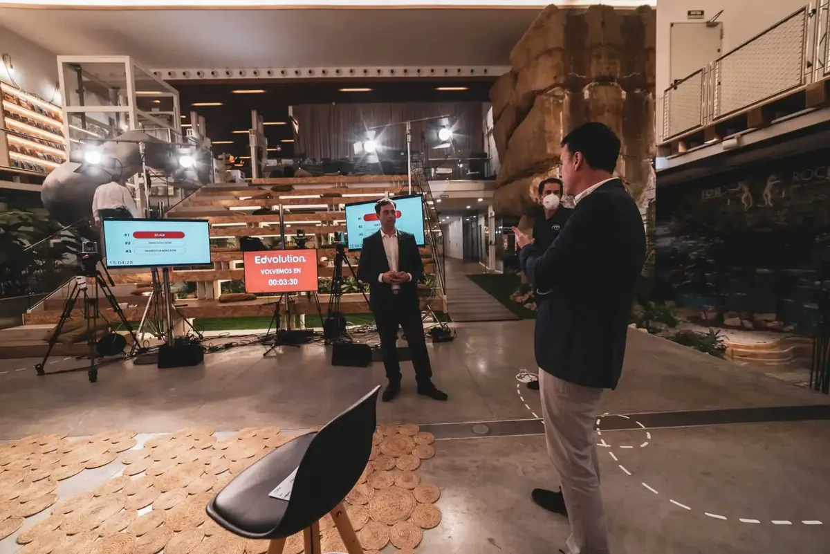 Evento híbrido en espacio singular — foto 3